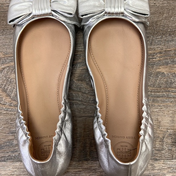 Tory Burch Silver Metallic Leather Ballet Flats Size 8 - Picture 4 of 13